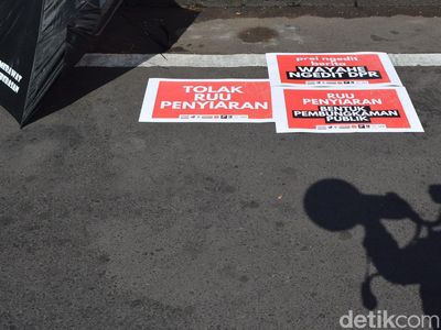 Potret Aksi Tolak Revisi RUU Penyiaran di Surabaya