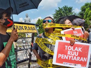 Jurnalis dan Koalisi Masyarakat di Surabaya Gelar Aksi Tolak RUU Penyiaran Jurnalis dan Koalisi Masyarakat di Surabaya Gelar Aksi Tolak RUU Penyiaran
