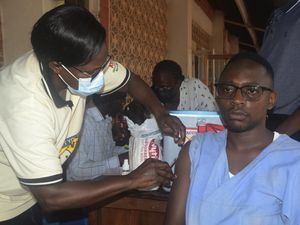 Kampanye Vaksinasi Uganda untuk Berantas Demam Kuning