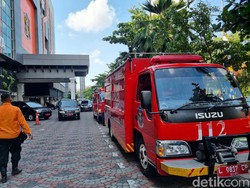 Gedung Pemkot Surabaya Mendadak Kepulkan Asap, 9 Mobil Damkar Dikerahkan
