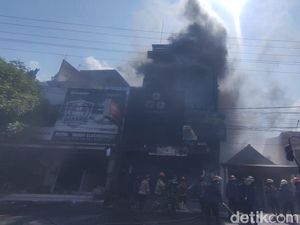 Toko Cat Sinar Jaya di Krian Sidoarjo Terbakar