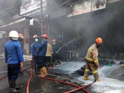 Kebakaran Toko Cat Sinar Jaya Krian Padam Setelah 7 Jam