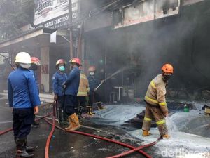 Kebakaran Toko Cat Sinar Jaya Krian Padam Setelah 7 Jam Kebakaran Toko Cat Sinar Jaya Krian Padam Setelah 7 Jam
