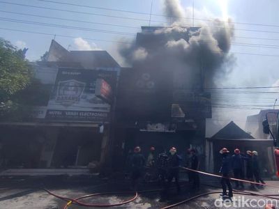 Kebakaran Toko Cat di Sidoarjo