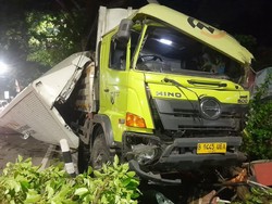Rem Blong, Truk Tabrak Pagar Kantor Kelurahan Banyumanik Semarang