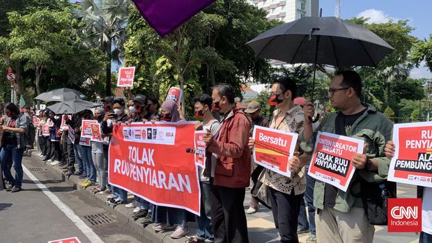 Jurnalis, mahasiswa, akademisi dan aktivis kewenangan asasi manusia nan tergabung dalam Koalisi Masyarakat dan Pers (Kompres) Tolak RUU Penyiaran Surabaya menggelar tindakan di depan Gedung Negara Grahadi, Surabaya, Selasa (28/5).