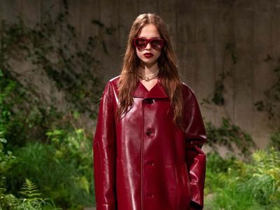 10 Koleksi Gucci Resort 2025, Busana dengan Sentuhan Kota London