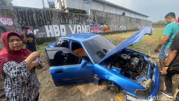 Foto Mobil Civic Agatha yang Raib 4 Rodanya di Ring Road Sleman