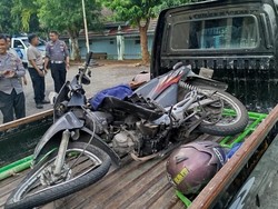 Mau Salip Truk, Motor Supra Diseruduk Carry di Jalan Wonosari