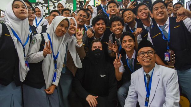 Musisi Alan Walker (tengah) berswafoto bersama para murid saat mengunjungi SMA Al-Azhar di Medan, Sumatera Utara, Selasa (28/5/24). Kedatangan produser musik elektrik asal Norwegia tersebut untuk mengunjungi guru musik bernama Tri Adinata yang viral karna menyanyikan lagu miliknya sekaligus mengajaknya tampil pada konser bertajuk Walkerworld di Jakarta pada 8 Juni 2024. ANTARA FOTO/Fransisco Carolio/Spt.