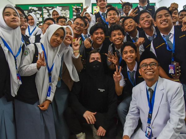 Alan Walker Bikin Heboh Siswa SMA di Medan