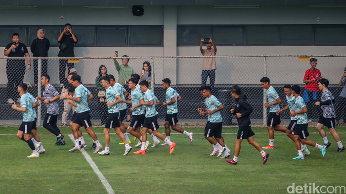 Timnas Indonesia melakukan latihan jelang laga persahabatan melawan Tanzania. Pada latihan kali ini Shin Tae Yong langsung menggeber fisik para pemain.