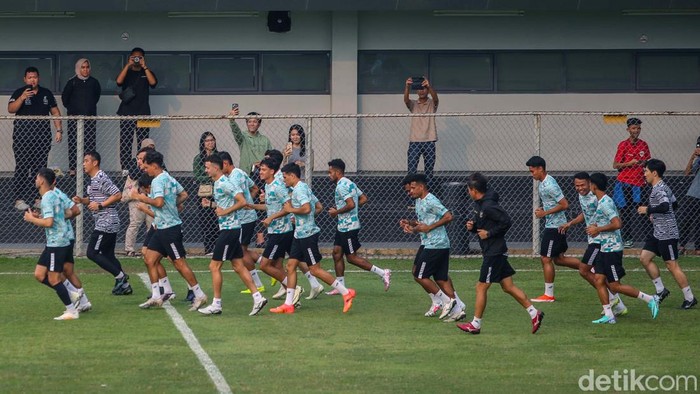 Timnas Indonesia melakukan latihan jelang laga persahabatan melawan Tanzania. Pada latihan kali ini Shin Tae Yong langsung menggeber fisik para pemain.