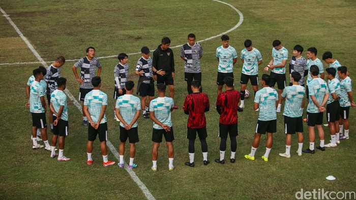 Timnas Indonesia melakukan latihan jelang laga persahabatan melawan Tanzania. Pada latihan kali ini Shin Tae Yong langsung menggeber fisik para pemain.
