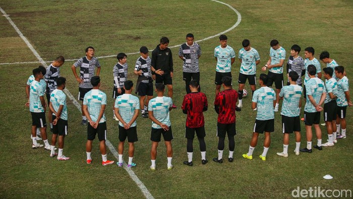 Timnas Indonesia melakukan latihan jelang laga persahabatan melawan Tanzania. Pada latihan kali ini Shin Tae Yong langsung menggeber fisik para pemain.