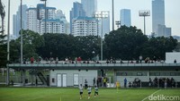 Proses latihan ini turut disaksikan warga.