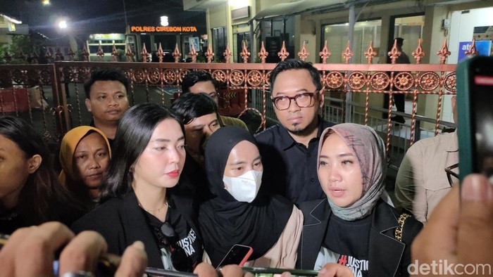 Linda (Tengah) didampingi pengacara keluarga Vina usai menjalani pemeriksaan di Polres Cirebon Kota Linda (Tengah) didampingi pengacara keluarga Vina usai menjalani pemeriksaan di Polres Cirebon Kota
