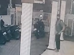 Terekam CCTV, Pria Curi Motor di Masjid Depok Saat Korban Salat Isya