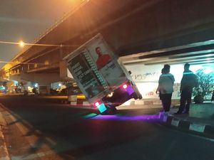 Viral Mobil Boks Nyangkut di Flyover Janti, Begini Cerita Saksi Viral Mobil Boks Nyangkut di Flyover Janti, Begini Cerita Saksi