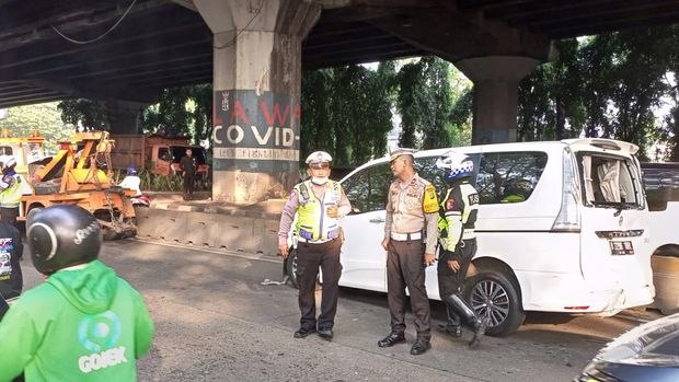 Mobil menabrak separator jalur TransJ (busway) di Jalan Yos Sudarso, Jakut. Mobil itu lalu tertabrak bus dan sepeda motor. (dok Satlantas Polres Jakut)