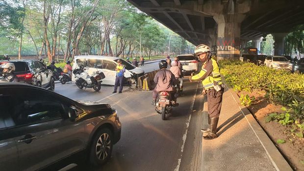 Mobil Tabrak Pembatas Jalan di Jl Yos Sudarso Jakut