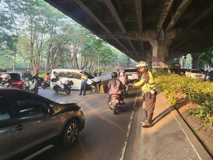 Mobil Tabrak Pembatas Jalan di Jl Yos Sudarso Jakut