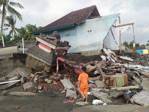 Monumen Bersejarah di Jembrana Ambruk Diterjang Abrasi