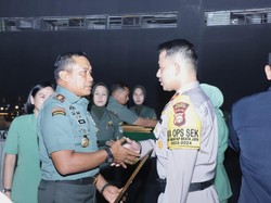 Sinergitas TNI-Polri, Pangdam Jaya Beri Penghargaan ke Kapolsek Mampang
