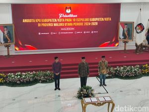 Hasyim Asyari Lantik 55 Anggota KPU Kabupaten/Kota 2 Provinsi