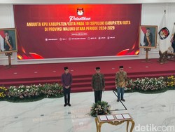 Hasyim Asyari Lantik 55 Anggota KPU Kabupaten/Kota 2 Provinsi