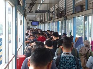 Penumpang Menumpuk di Halte Velbak gegara Bus TransJ Kena Macet