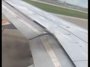 Video: Mesin Pesawat United Airlines Terbakar saat Hendak Lepas Landas Video: Mesin Pesawat United Airlines Terbakar saat Hendak Lepas Landas