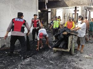 Saat Polisi dan Warga Gotong Royong Bersihkan TKP Kebakaran di Trenggalek