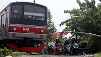 Potret Pengendara Lintasi Palang Pintu Kereta Liar di Citayam