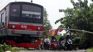 Potret Pengendara Lintasi Palang Pintu Kereta Liar di Citayam