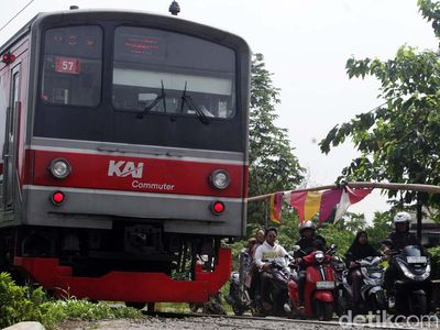Potret Pengendara Lintasi Palang Pintu Kereta Liar di Citayam