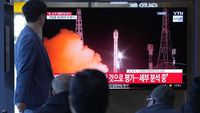 Roket Pembawa Satelit Mata-mata Korut Meledak di Udara