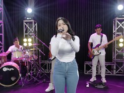 Lirik Lagu Selendang Biru Dinyanyikan Sasya Arkhisna Trending YouTube