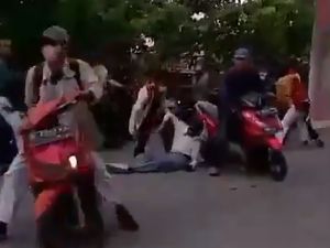 Tawuran Pelajar di Bekasi, 1 Orang Kritis Kena Bacokan di Kepala Tawuran Pelajar di Bekasi, 1 Orang Kritis Kena Bacokan di Kepala