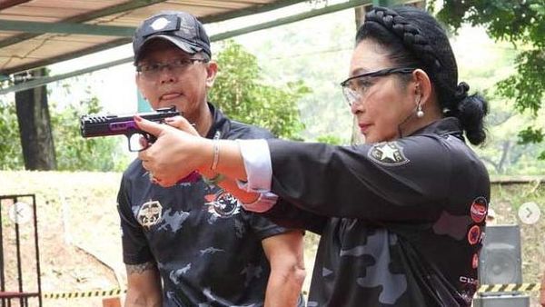 Gaya Titiek Soeharto Unjuk Kebolehan di Lomba Menembak, Raih Juara III