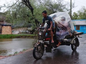 Angin Topan Terjang India-Bangladesh, 16 Orang Tewas