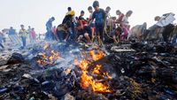 Warga Gaza Kais Sisa-sisa Makanan di Pengungsian Rafah yang Terbakar