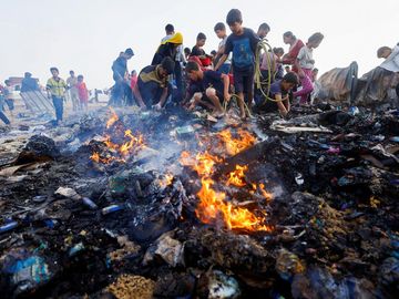 Warga Gaza Kais Sisa-sisa Makanan di Pengungsian Rafah yang Terbakar