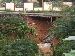 Jalan ke Negeri di Atas Awan Citorek Lebak Amblas, Akses Lalin Ditutup Jalan ke Negeri di Atas Awan Citorek Lebak Amblas, Akses Lalin Ditutup