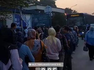 Antrean Penumpang Mengular di Halte Puri Beta Imbas TransJ Telat karena Macet Antrean Penumpang Mengular di Halte Puri Beta Imbas TransJ Telat karena Macet