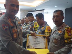 Polda Metro Beri Penghargaan ke 14 Bhabinkamtibmas Terbaik