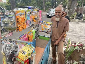 Semangat Kakek Budi, Penjual Mainan di Tengah Kota Bandung