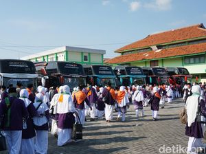 Tradisi Unik Calon Haji Demak Putari Alun-alun Sebelum ke Tanah Suci Tradisi Unik Calon Haji Demak Putari Alun-alun Sebelum ke Tanah Suci