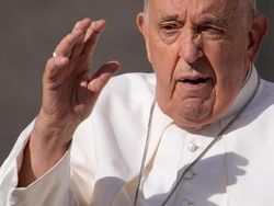 Dunia Hari Ini: Paus Minta Maaf Atas Istilah Homofobia Vulgar yang Digunakan