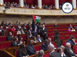 Momen Anggota Parlemen Prancis Kibarkan Bendera Palestina saat Sidang